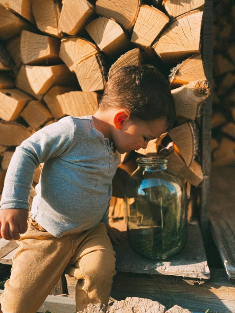 Curso de educación infantil del SOIB en Baleares: educadora trabajando con niños pequeños en aula