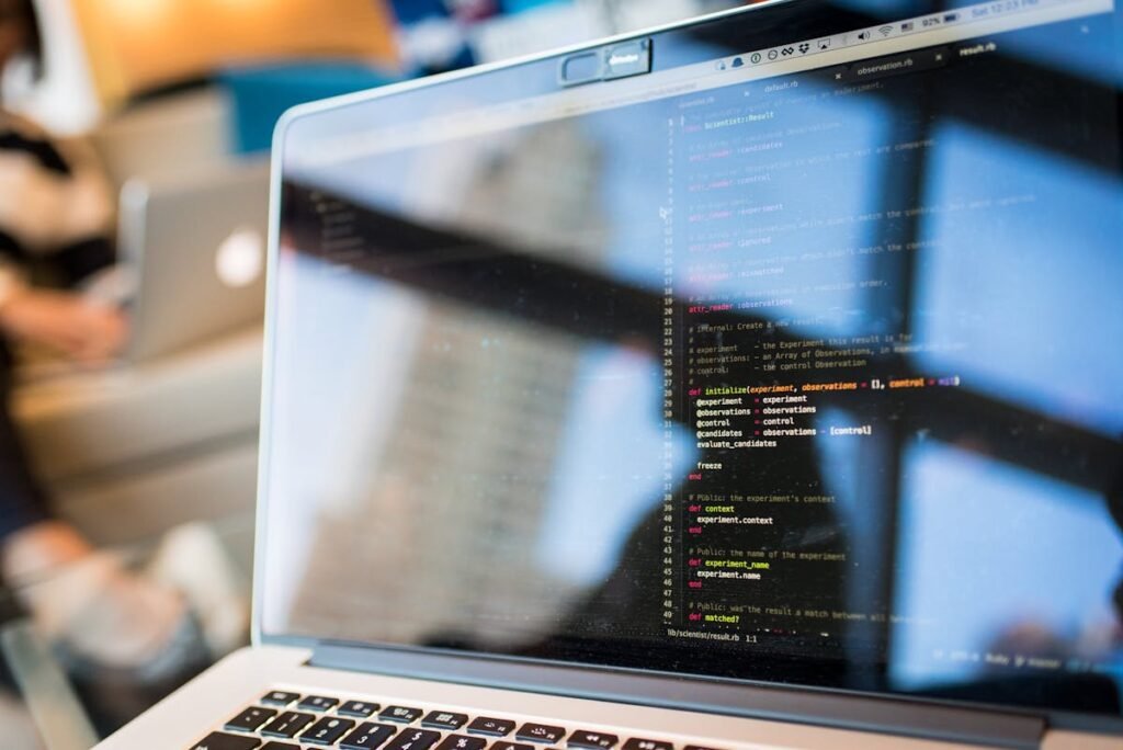 Curso de programación Python del SOIB en Baleares: pantalla de ordenador con código Python en editor